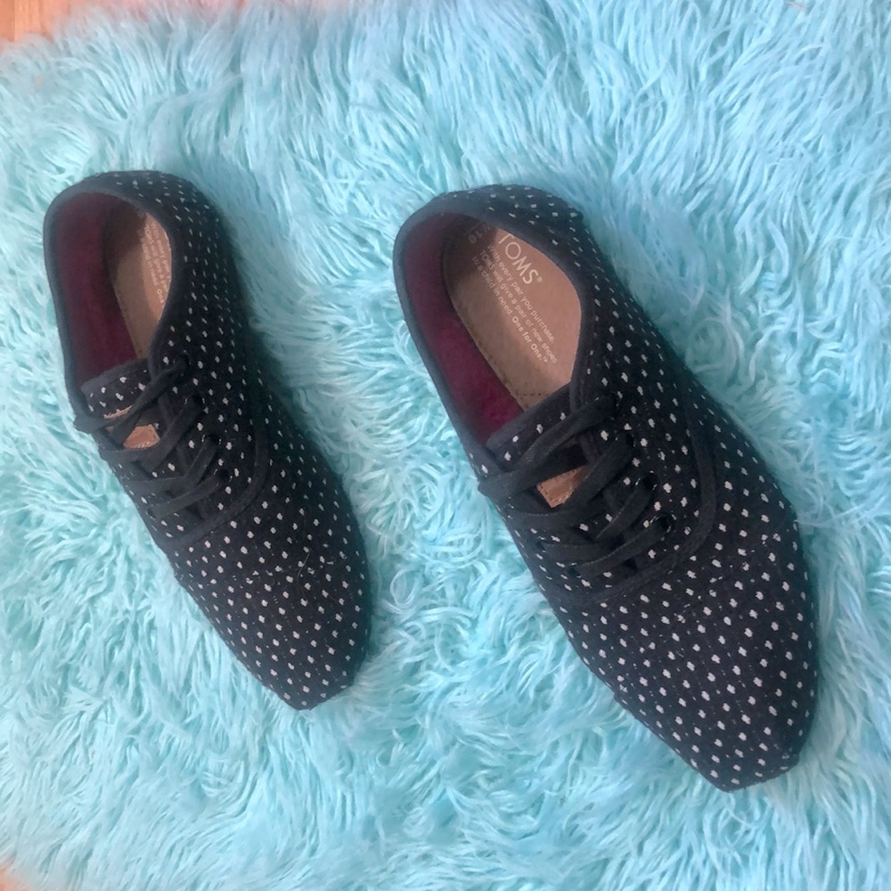 Adorable black and white polka dot Toms!